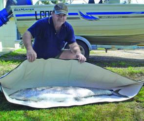 Big mackerel up north are not a problem for the Kingfish Bag. Here Steve May of Cardwell shows off how easily an 18kg mackerel is accommodated in the bag.